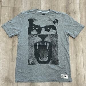 Nike LeBron James Roar Lion Gray Tee T Shirt Size Large L Regular Fit B18